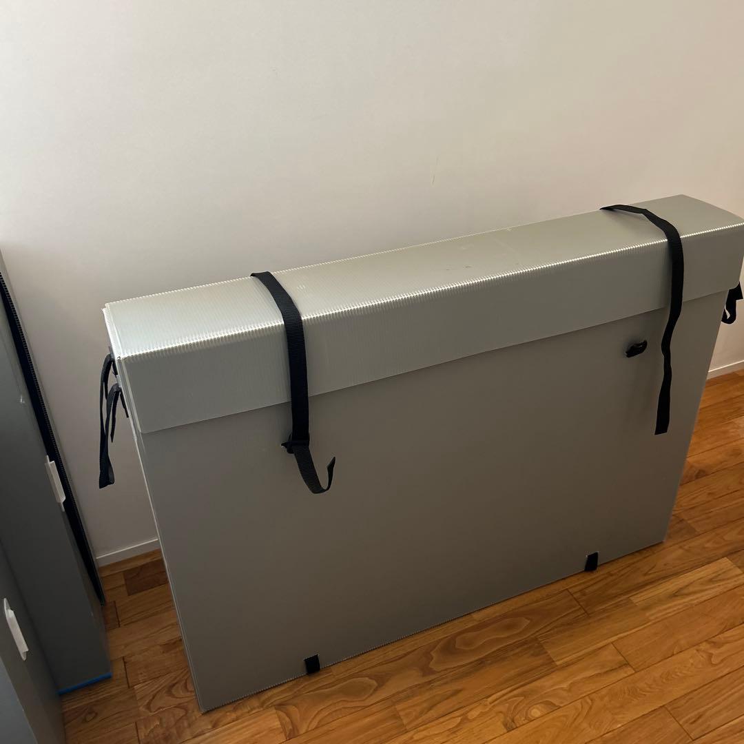 大型　グレーの折りたたみ作品収納ケース