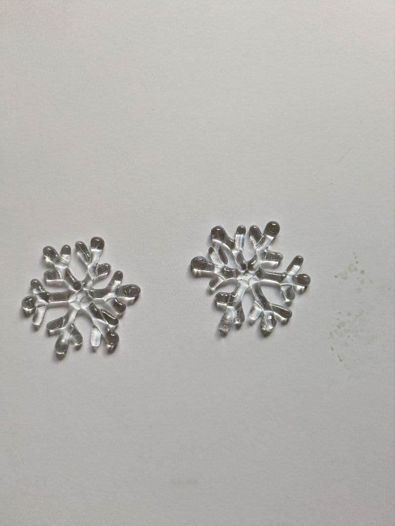 HARU　雪の結晶型チャーム 2個セット 透明と紫