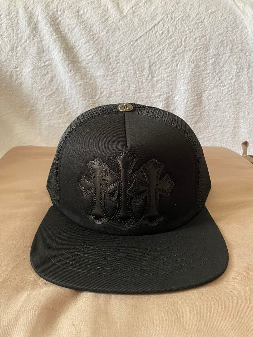 ブラッククロスモチーフトラッカーキャップ