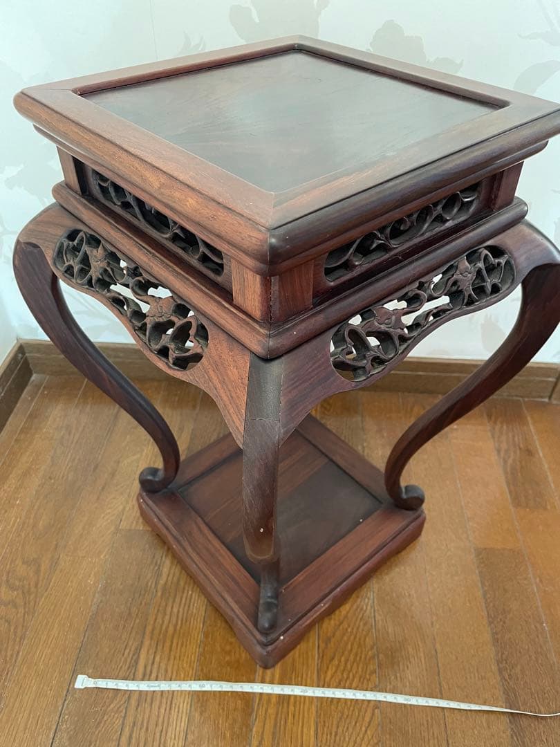 木製彫刻サイドテーブル　飾り棚　彫刻　唐木無垢材 猫脚 透かし彫刻彫り 高卓