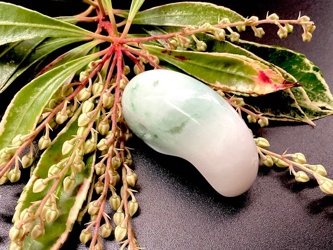 ✳摩訶不思議パワー　天然翡翠 淡いラベンダー色　糸魚川翡翠勾玉　本物を鑑別書付‼️