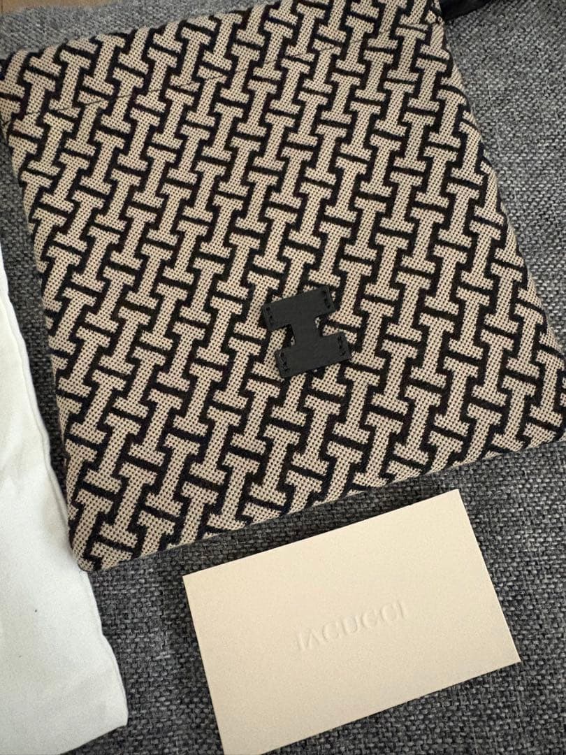 IACUCCI 巾着袋 ベージュと黒の幾何学模様