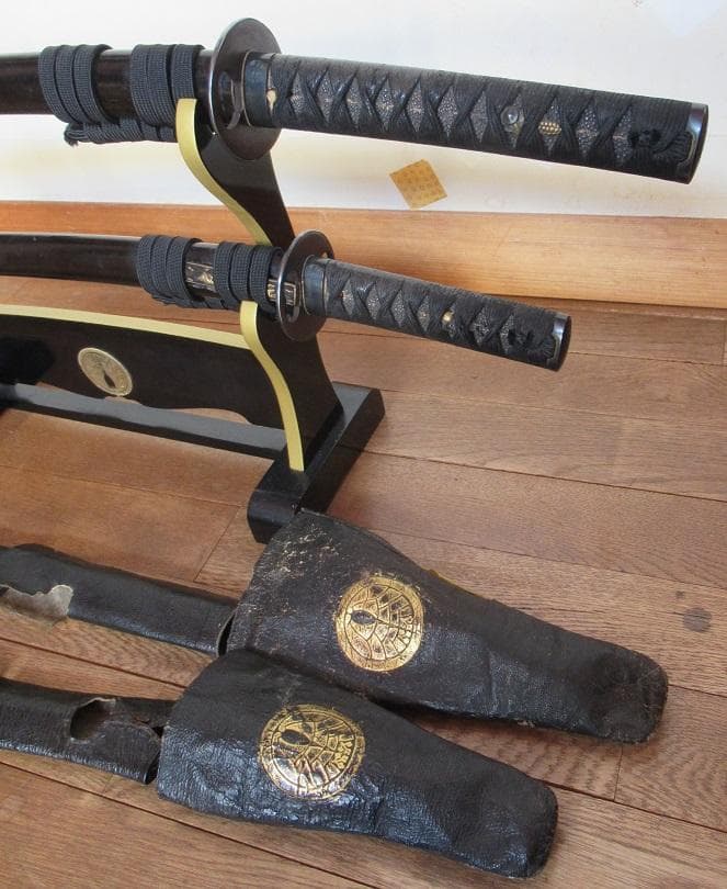 名品 抱茗荷紋図の黒漆菜種塗鞘打刀大小拵 特別保存刀装具鑑定書付