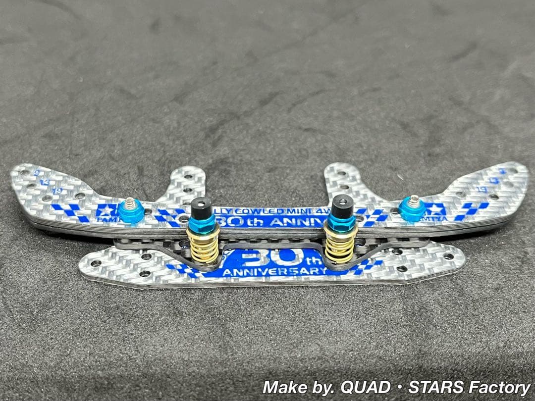 【ミニ四駆パーツ】2軸ATリジットバンパー　30周年／シルバー　3mm厚カーボン