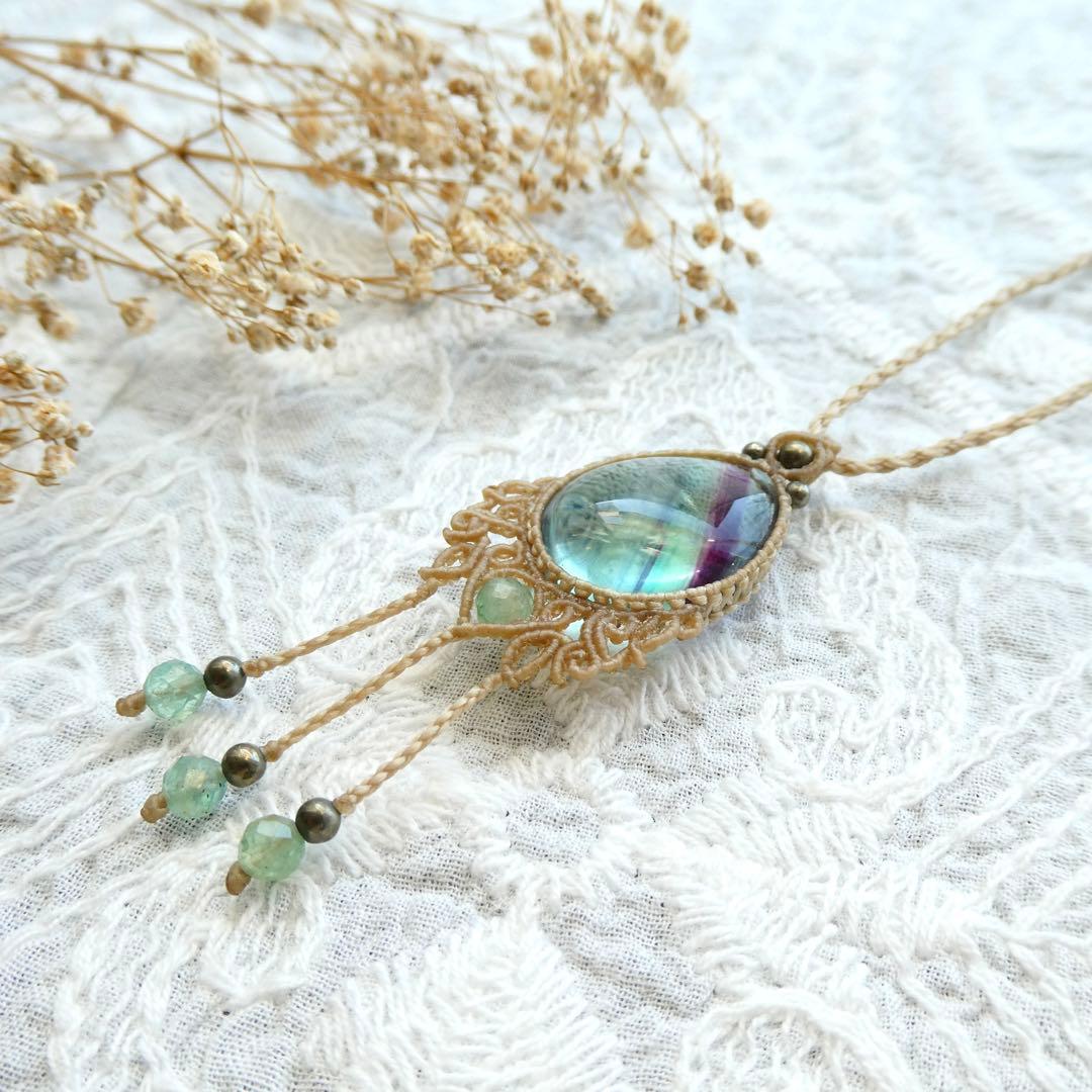 フローライトのマクラメネックレス