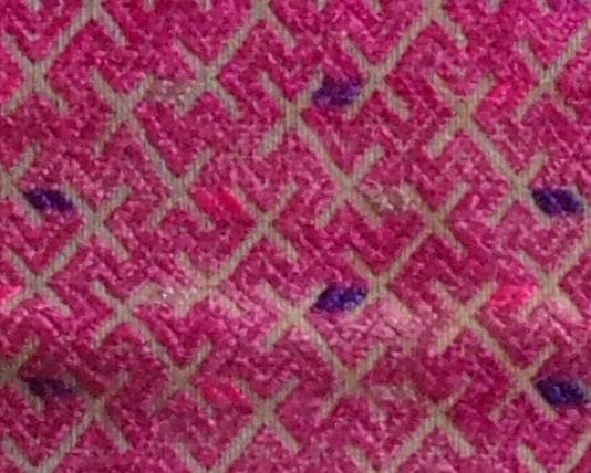 艶のある紫で卍・雷紋などを描く、中国チワン族の2枚繋ぎ刺繍布　1930年代頃の