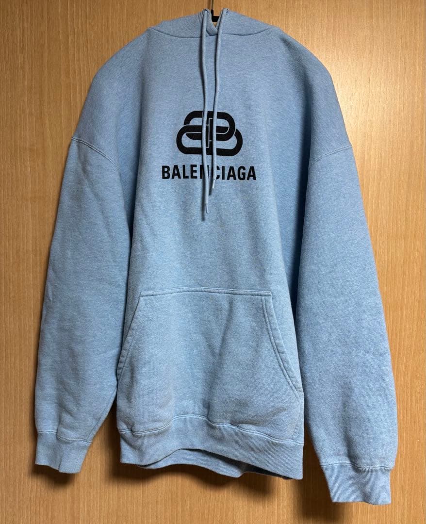 バレンシアガ　ビッグロゴ入りパーカー