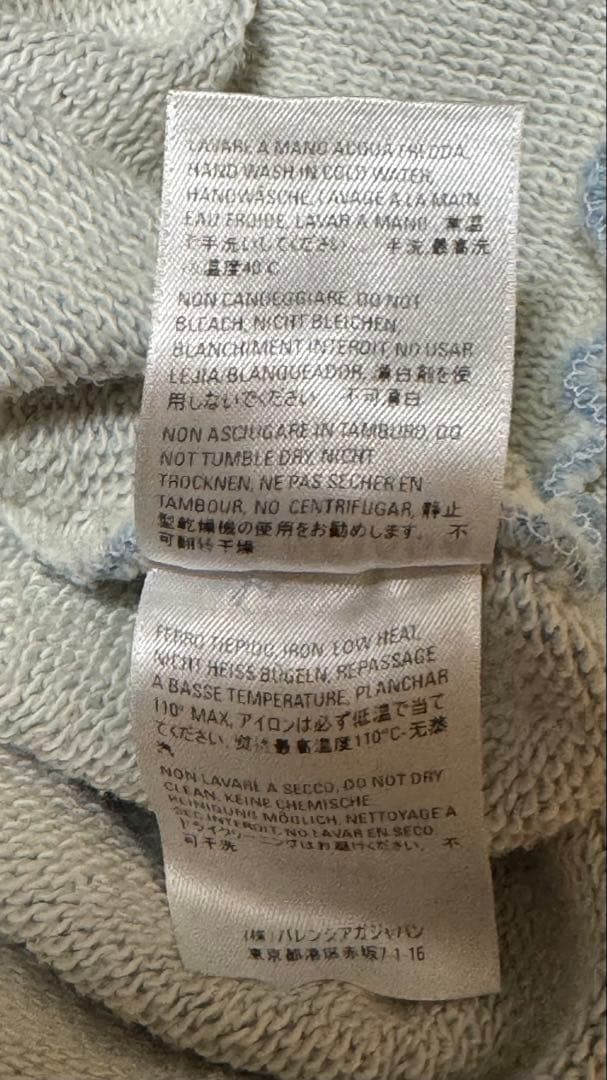 バレンシアガ　ビッグロゴ入りパーカー