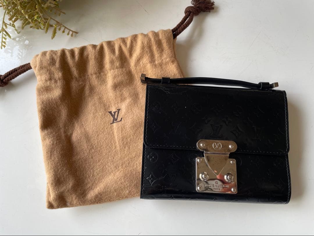 ルイヴィトン ヴェルニ モノグラム ポシェット・クレア ブラック