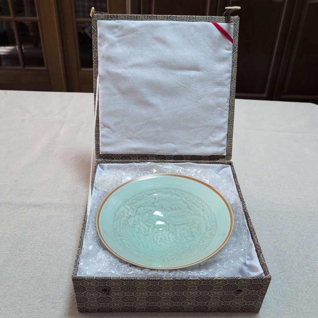 茶道具　青磁平茶碗　龍と鳳凰の図柄　化粧箱入