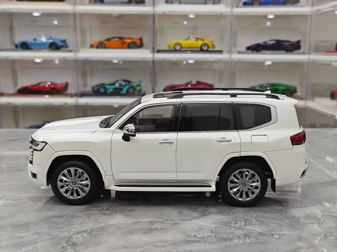 新発売 LCD 1/18 トヨタ ランドクルーザー LC300 ZX ミニカー