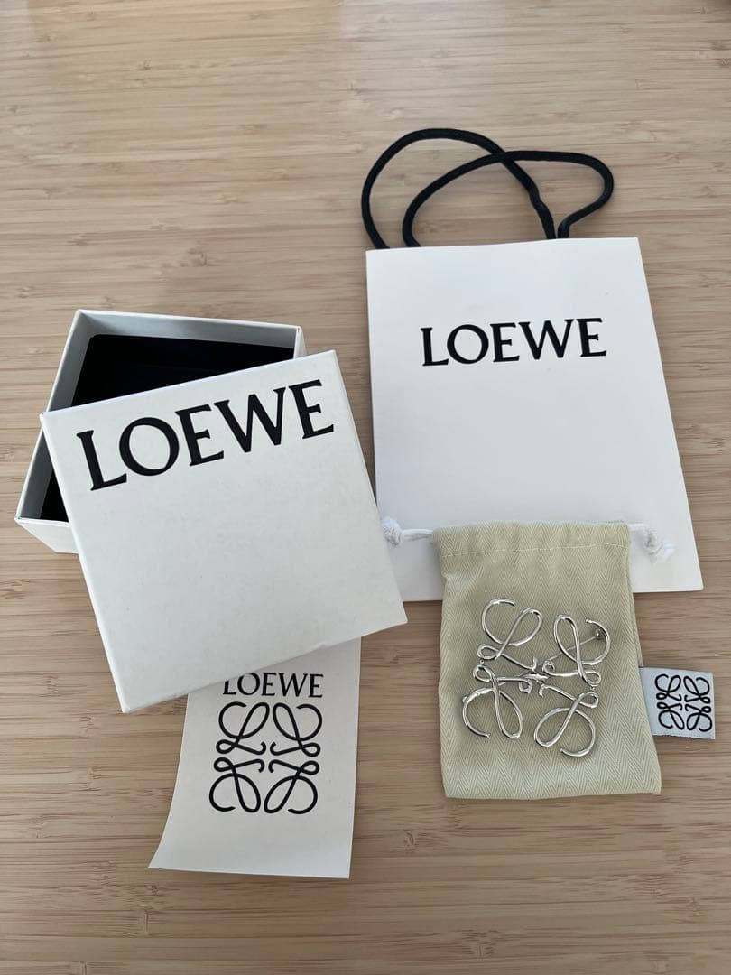 な*な様 LOEWE ブローチ