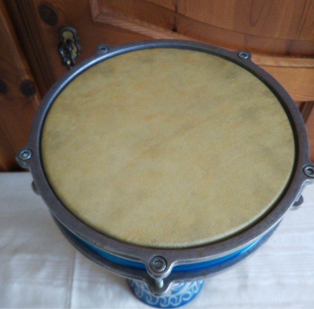 青い装飾模様のパーカッション楽器