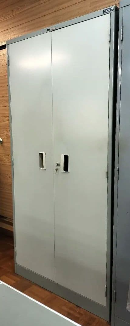 グレーの2ドアキャビネット