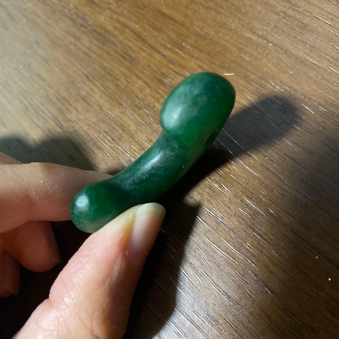 光に当てると模様が浮かび上がり綺麗です。オーラまとってる勾玉です。