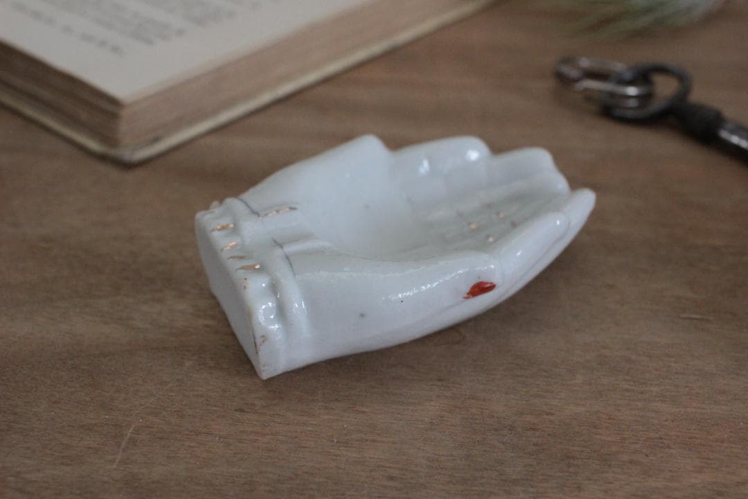 【A】ホワイトハンドモチーフ/Made in Japan /陶器製・小物入れ