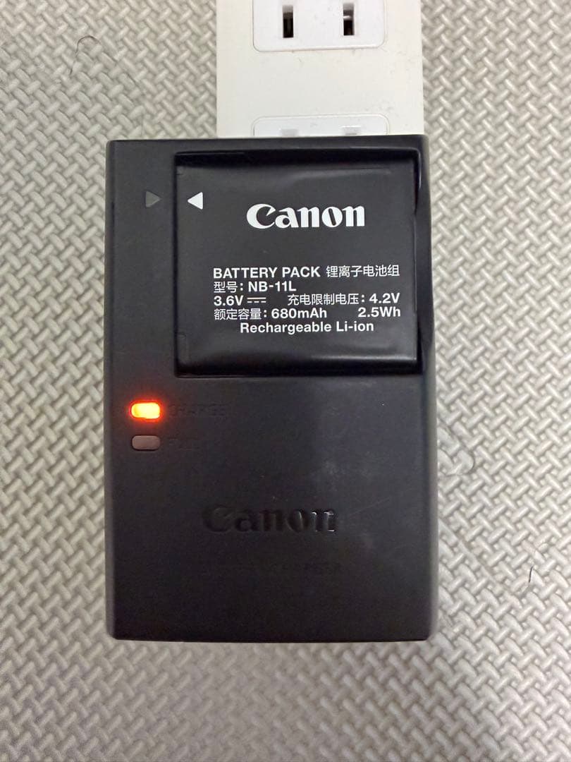 Canon IXY 180 コンパクトデジタルカメラ 本体とバッテリー