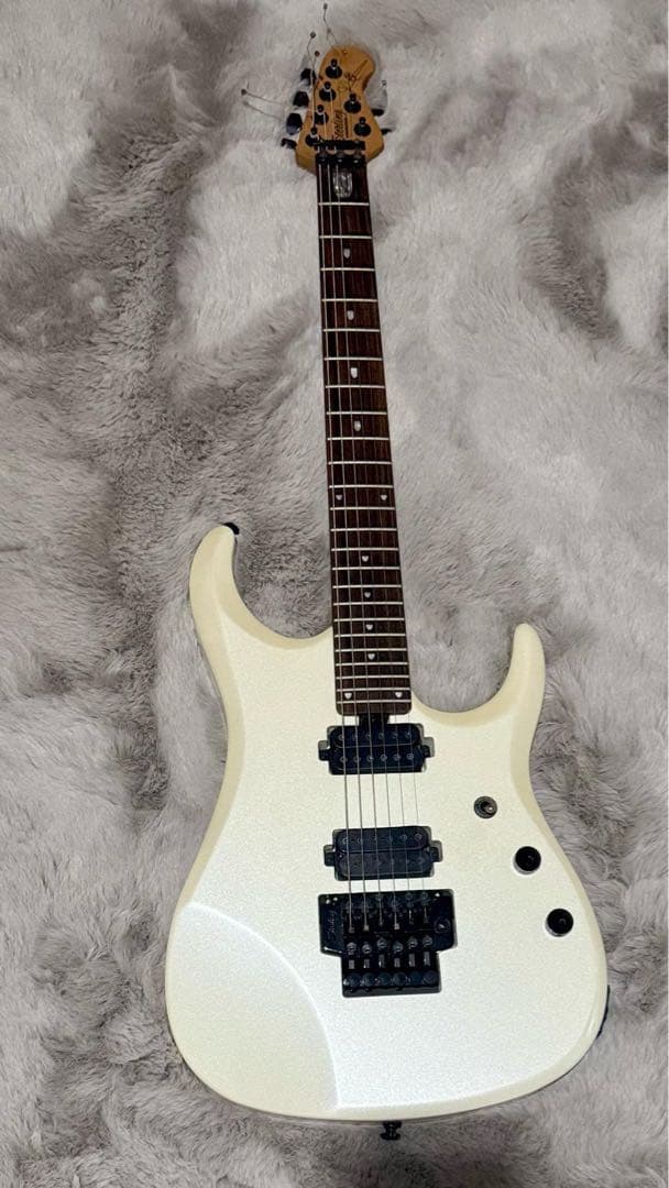 ホワイトエレキギター ハムバッカー搭載
