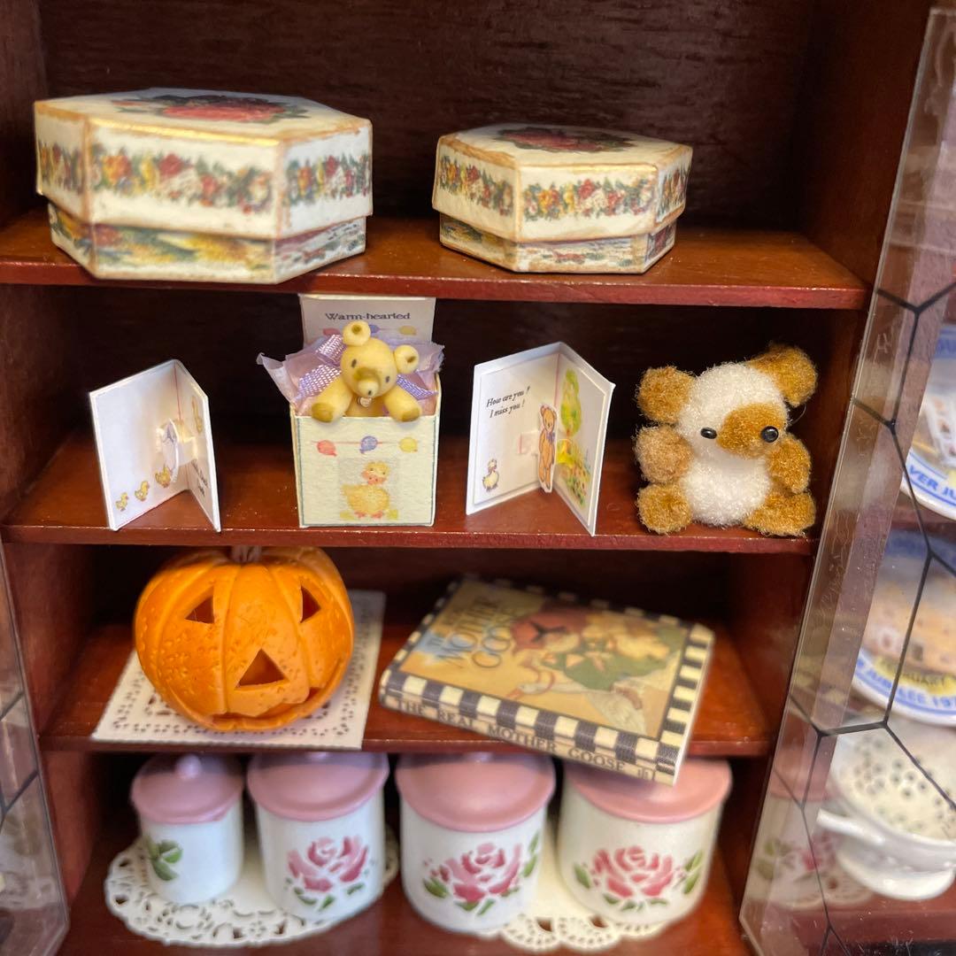 1/12ドールハウス ミニチュア●雑貨屋 アンティーク家具 リビングボード 食器