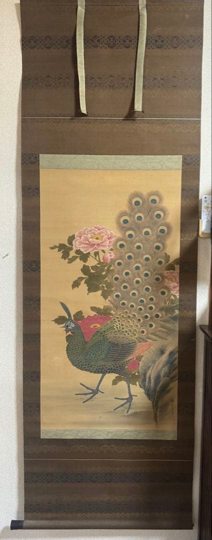 孔雀牡丹の圖　絹本肉筆　落款　掛軸　古美術　送料込み250716