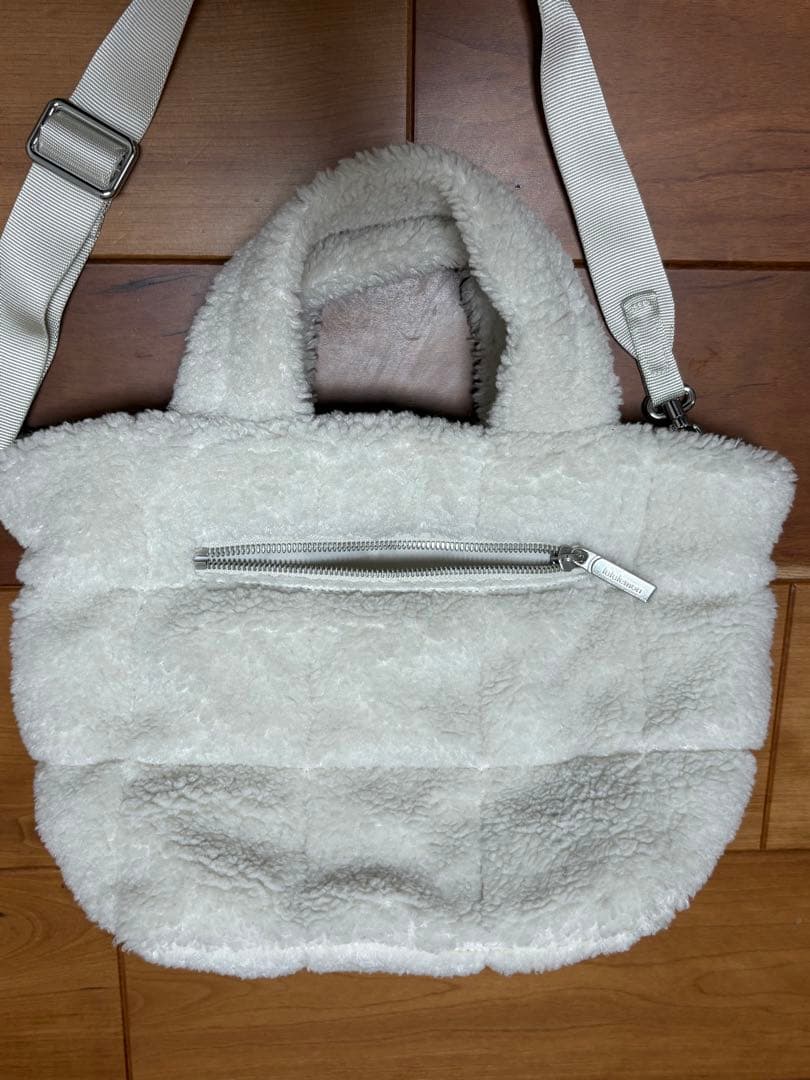 lululemon ホワイトもこもこバッグ