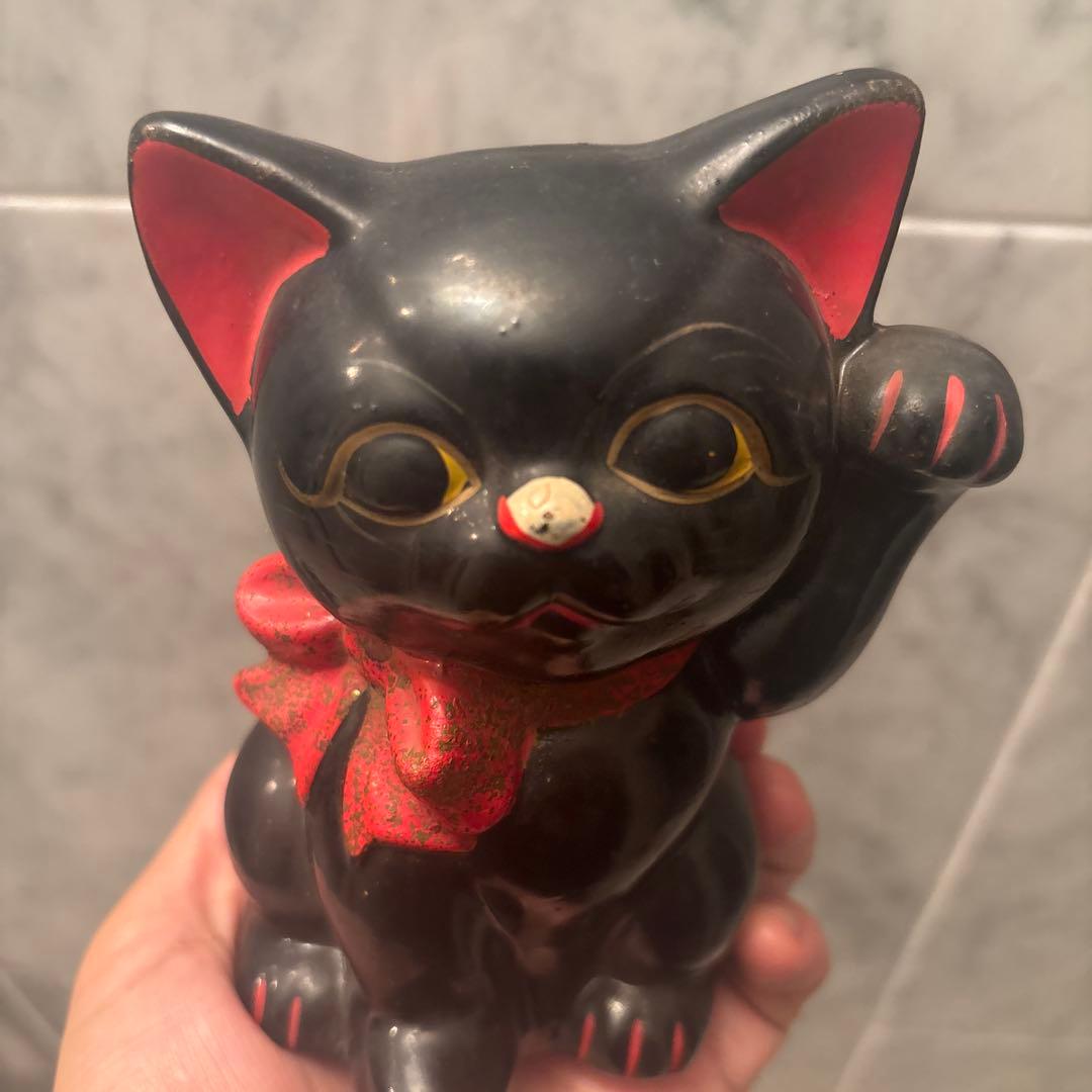 アンティーク大きな瞳や長いヒゲ、まつ毛が美しく、大きなリボンも可愛い招き猫