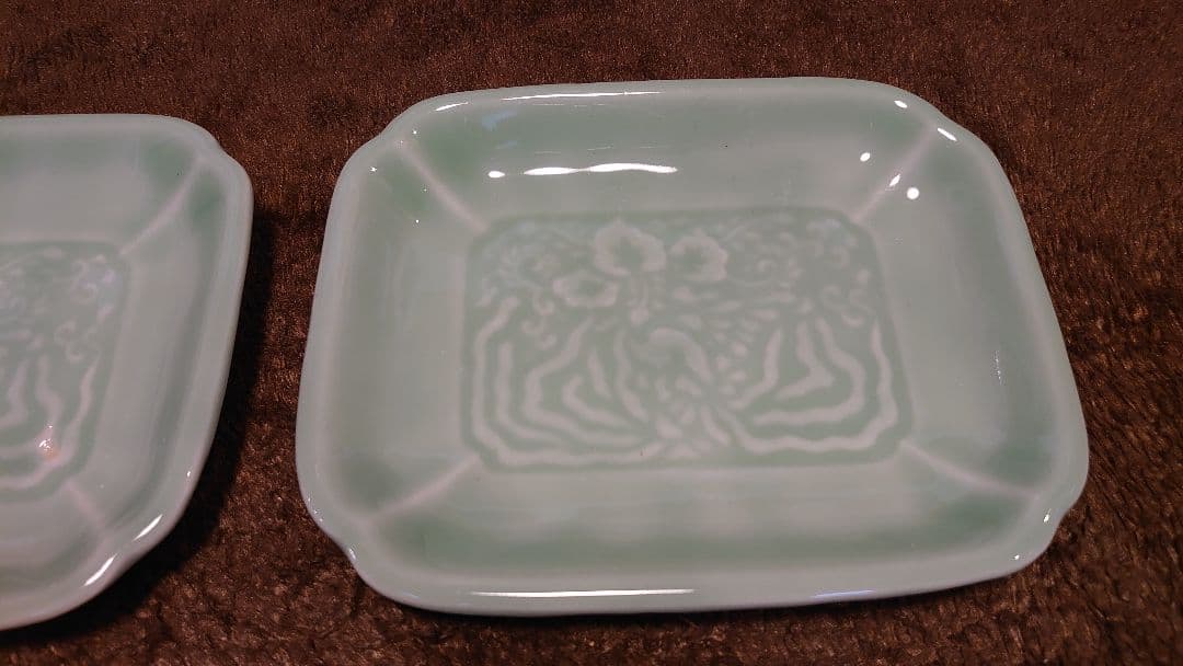 青磁　李朝青磁　角皿　陽刻　華の図　蔵出し　2客