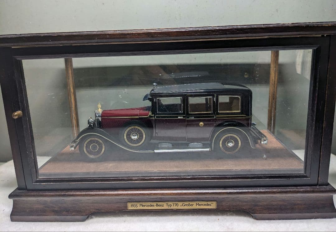 天皇陛下の旧御料車 1935型メルセデス・ベンツ770 菊紋付き ガラスケース付