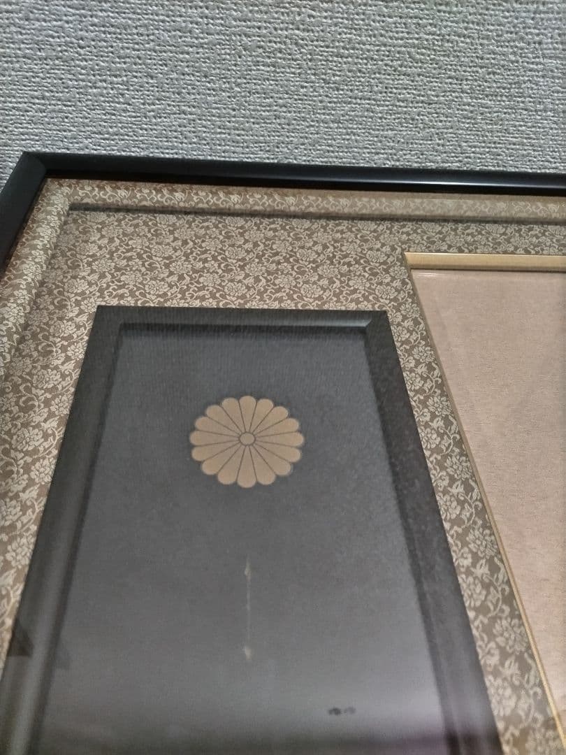 小梅NO3 勲記、勲章、褒章、賞状額縁　　黒の木製フレー厶　菊の紋章