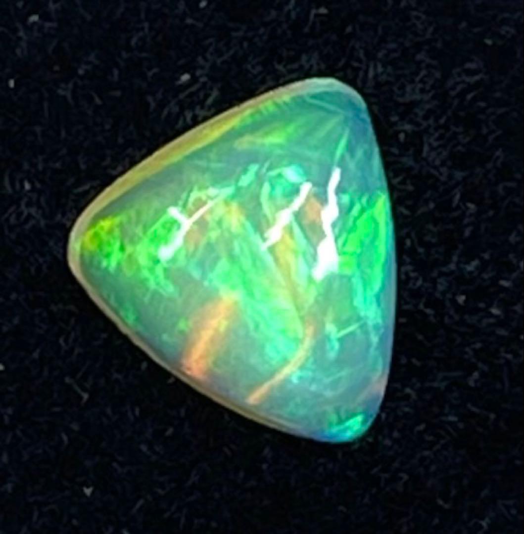 宝石ルース 『魅力的な全面の彩りの斑（ふ）』エチオピア産天然オパール1.360ソ
