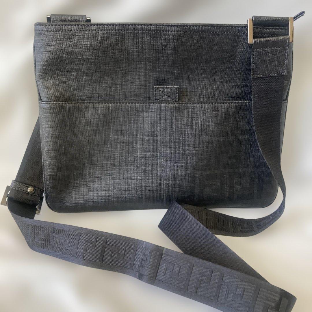 FENDI フェンディ ショルダーバッグ ズッカ柄 サコッシュ ロゴ総柄