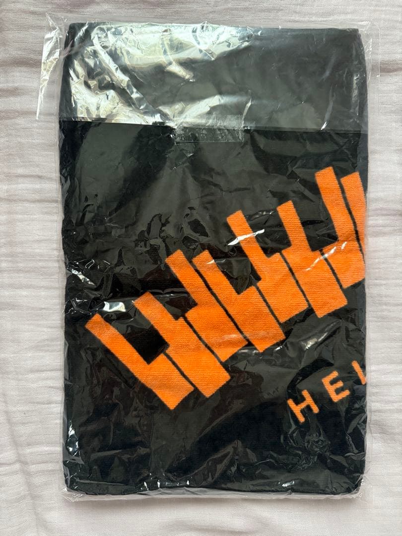 藤井風さん　ピアノ柄タオル