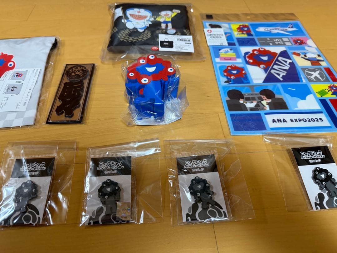 大阪万博　黒ミャクミャクピンバッジ４種　ドラえもんトートバッグ　グッズ新品未開封