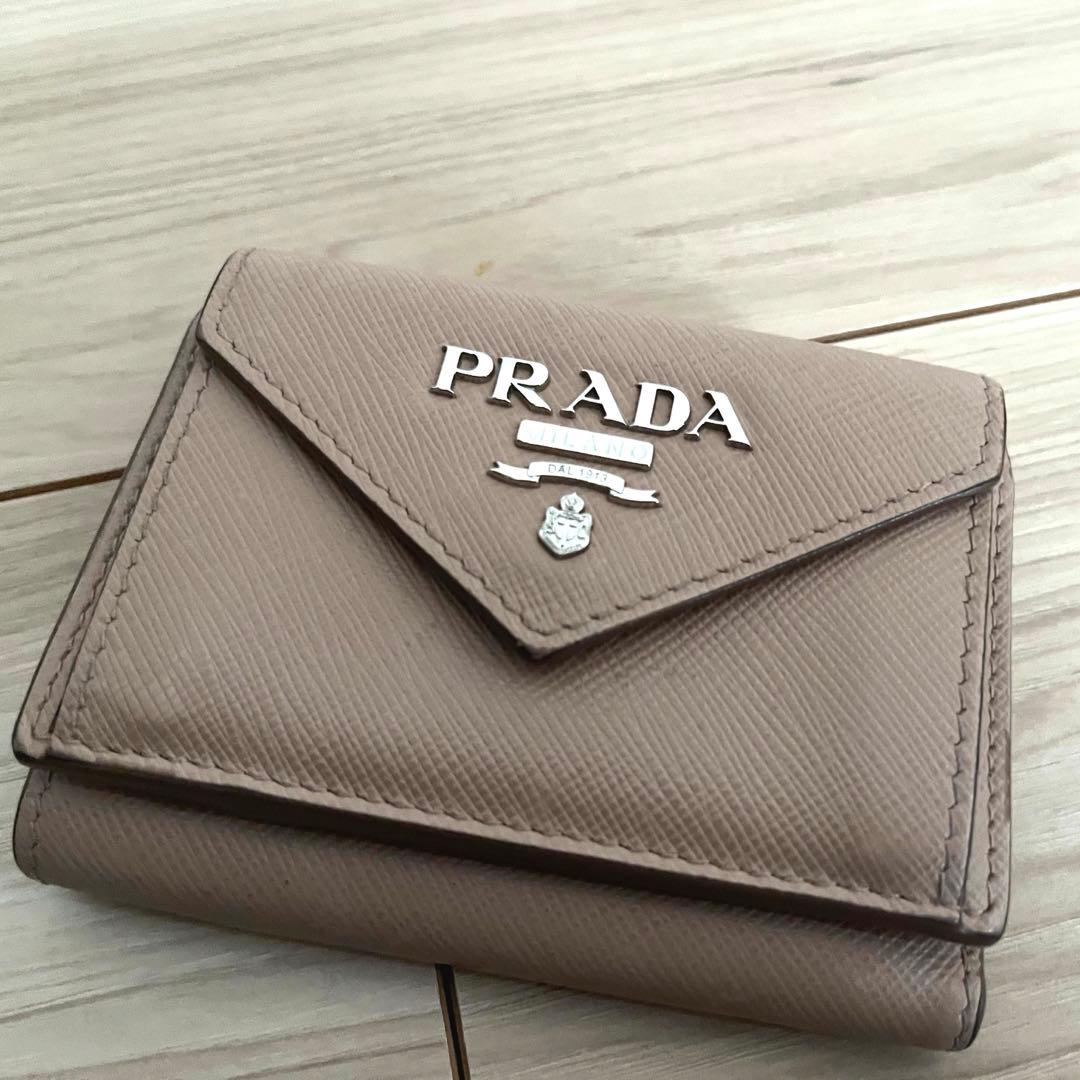 PRADA ベージュ 三つ折り財布