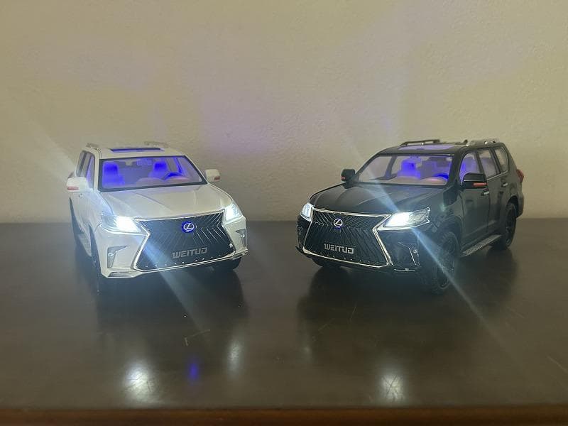 1/18ミニカー レクサス LX570 新品 2台【ホワイト＆ブラック】