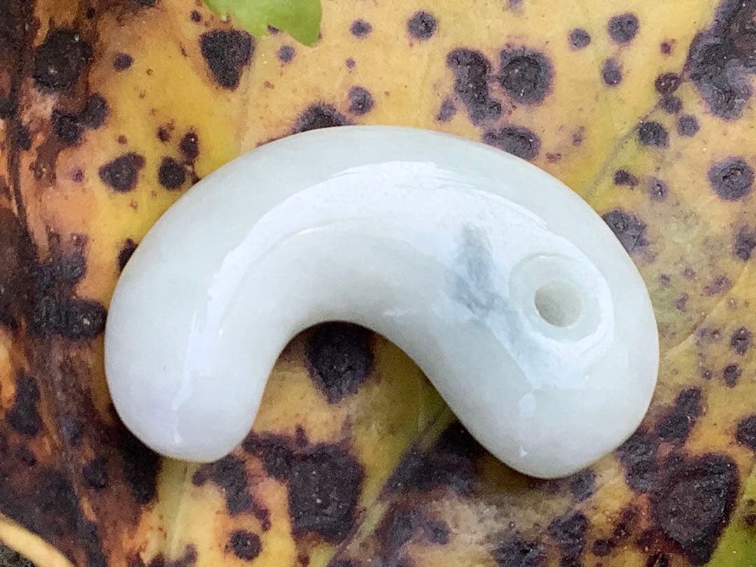 青緑入り✳小滝産原石切出し極上品質　本物の糸魚川翡翠勾玉　機械鑑定付の極上物を‼️