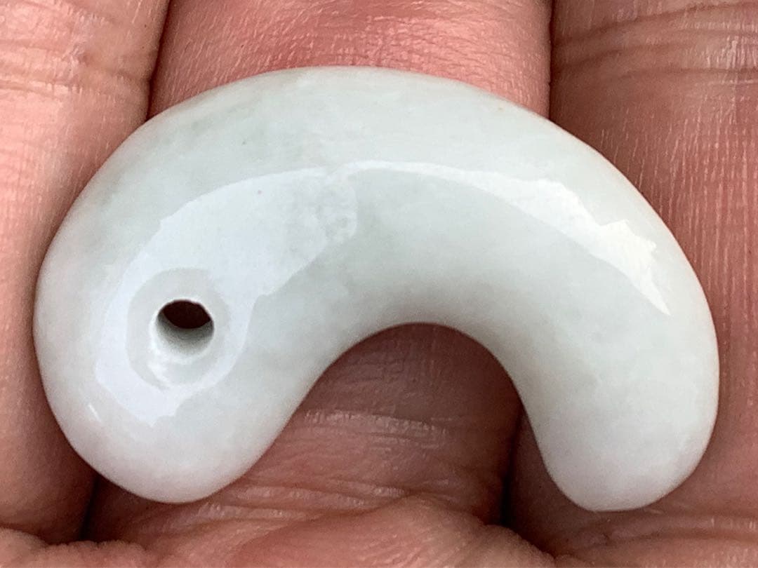 青緑入り✳小滝産原石切出し極上品質　本物の糸魚川翡翠勾玉　機械鑑定付の極上物を‼️