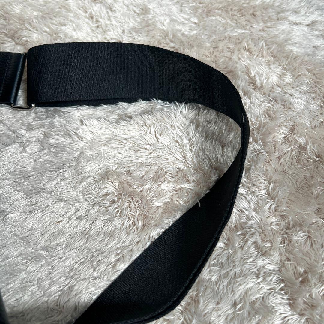 イアパピヨネ ワイドテープショルダーバッグ ブラック ホワイトストーン