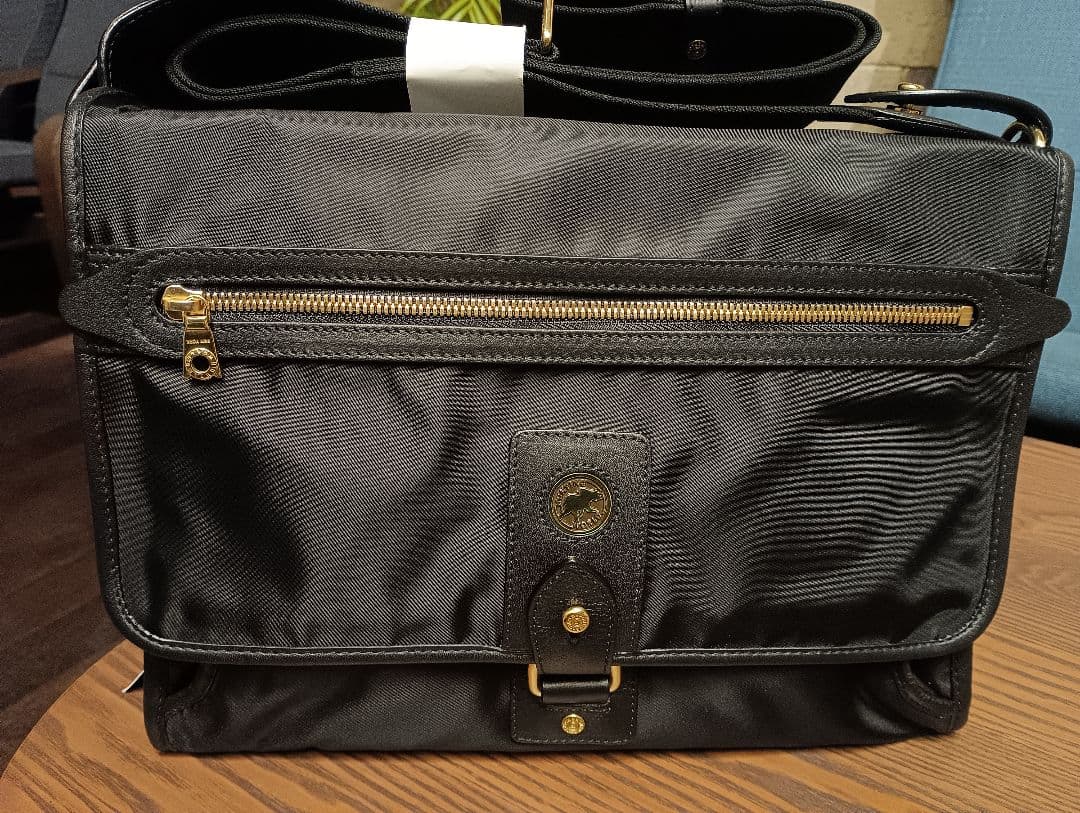 ハンティングワールド　ショルダービジネスバッグ