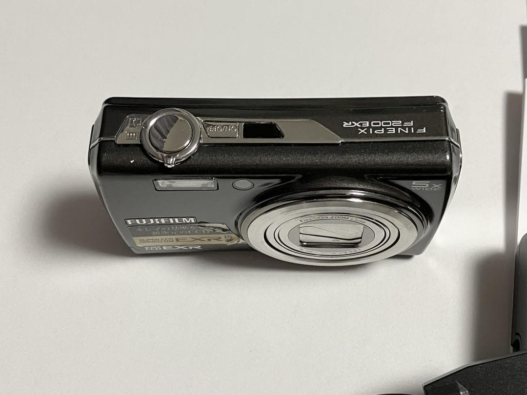 FUJIFILM FinePix F200EXR 光学5倍コンデジ