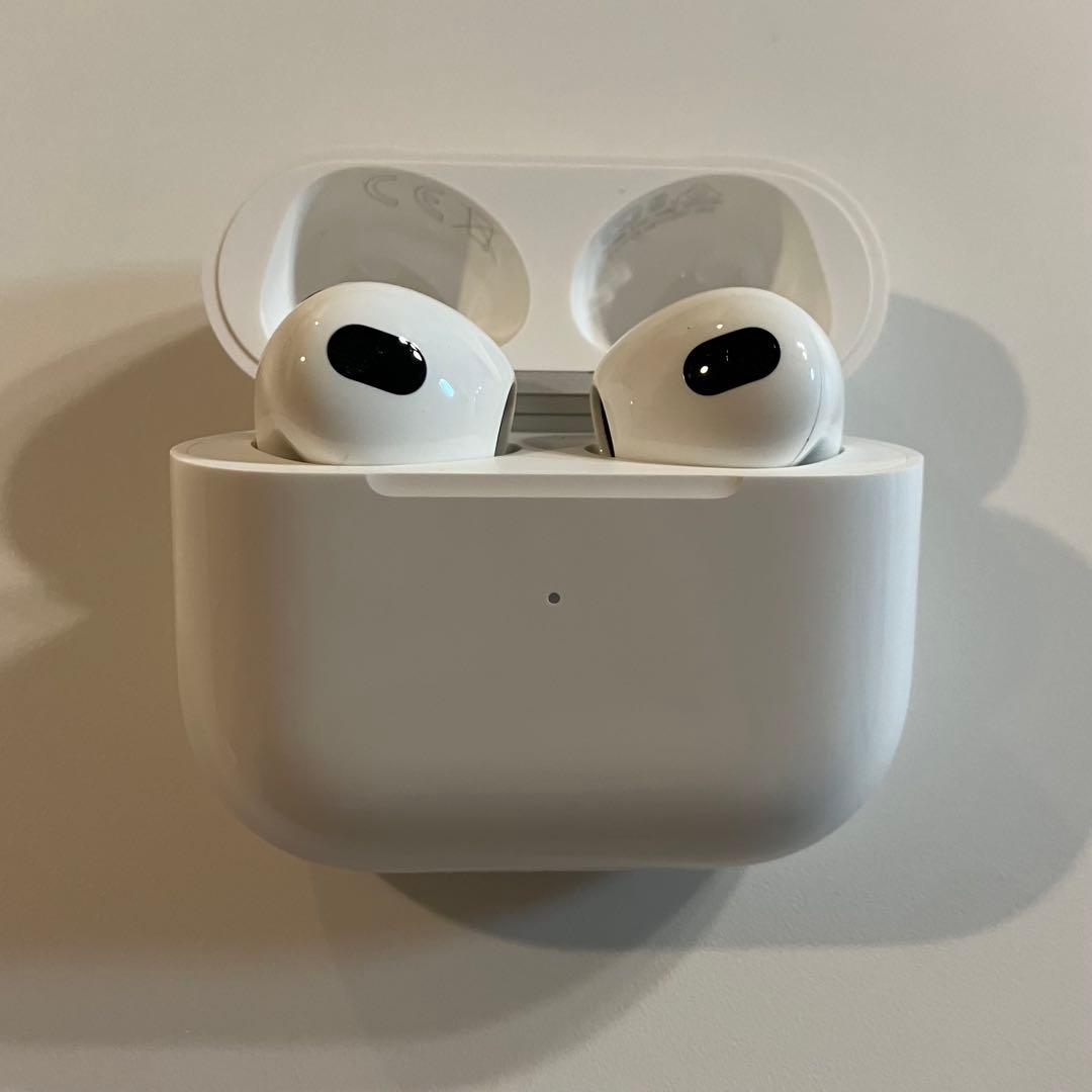 美品　Apple AirPods 第三世代　MME73J/A
