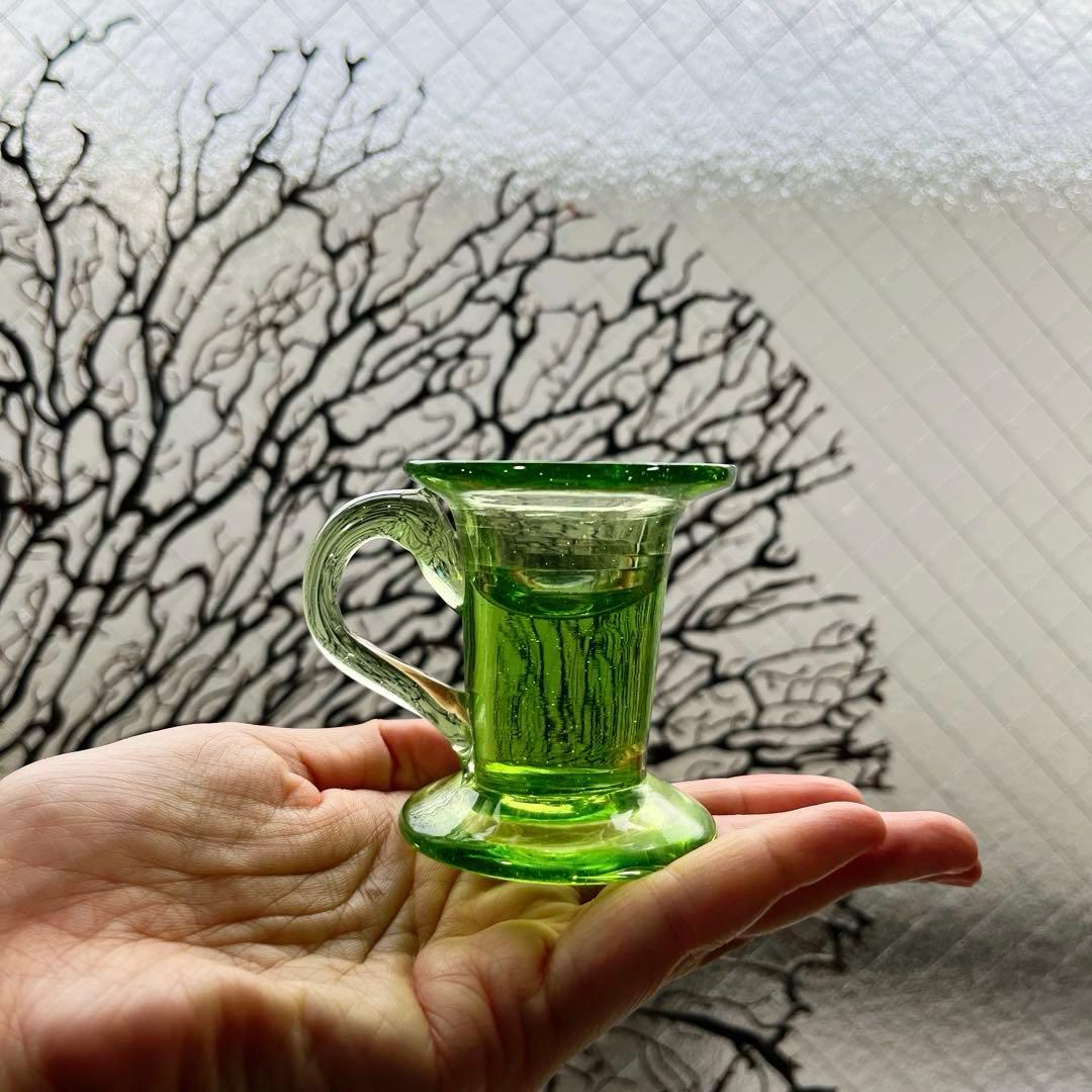 骨董　時代ガラス　超希少若草色　取手付き　厚底　アイスクリームコップ　ウラン