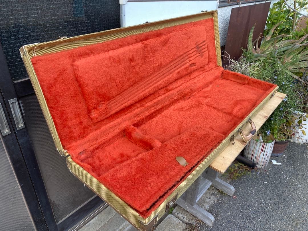 fender フェンダー　エレキベース　ハードケース　　ビンテージ　中古品