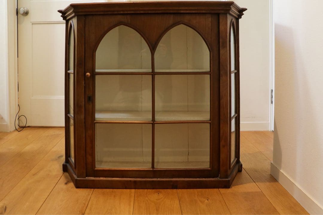 krank アーチ型ガラス扉キャビネット