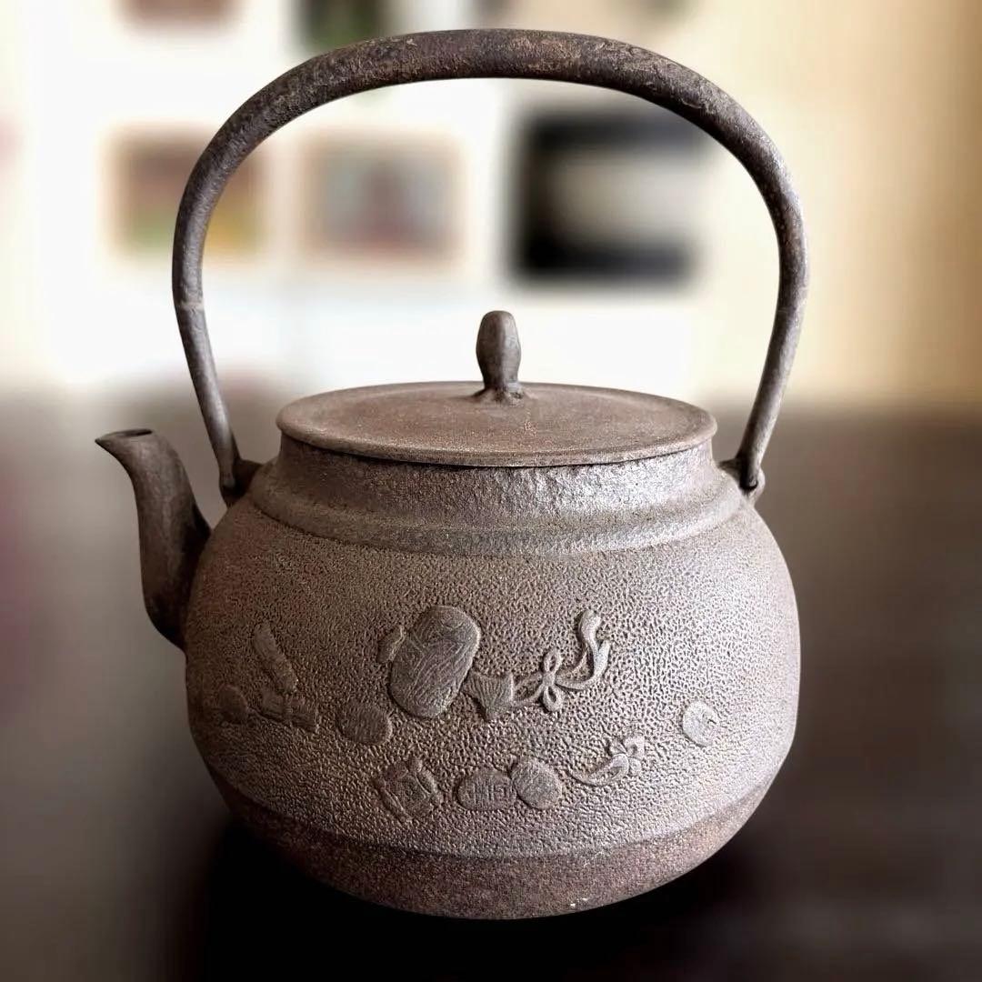 鋳鉄製浮彫り鉄瓶