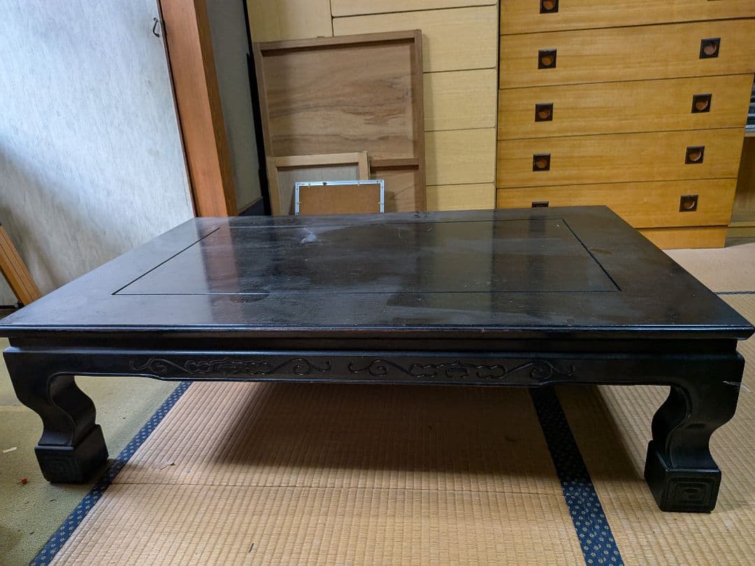 黒い木製彫刻座卓