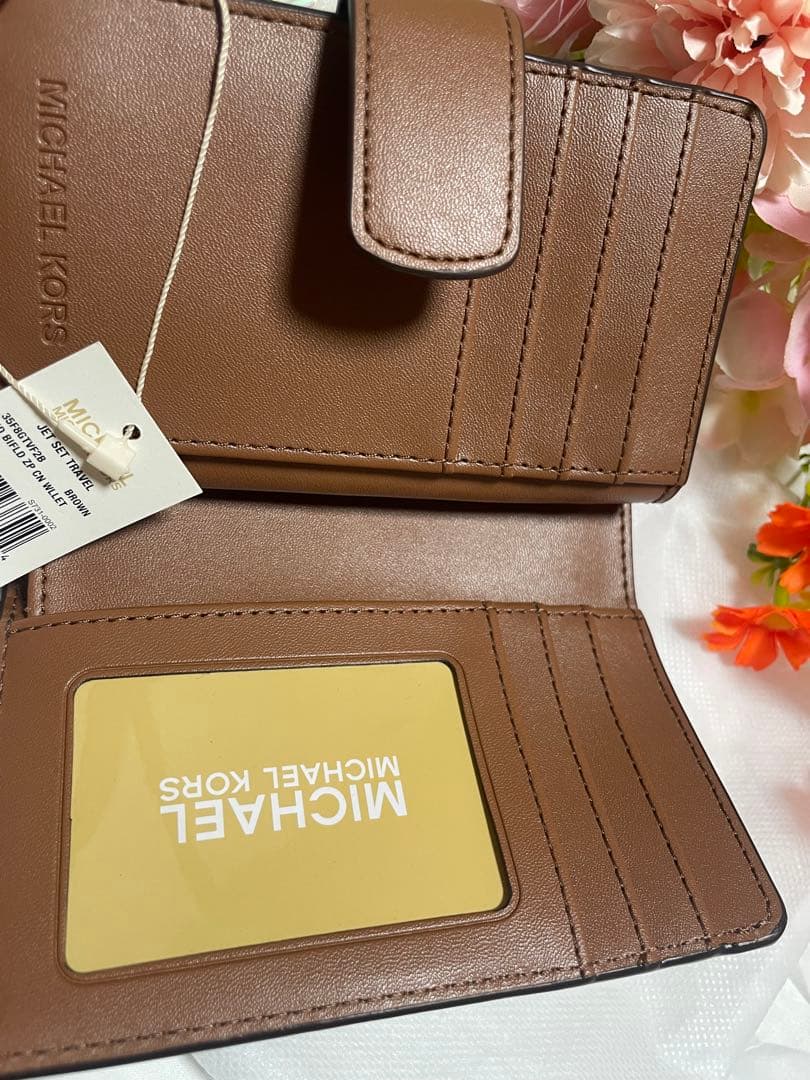 バ*。様 ❤️[新品、未使用]❤️Michael Kors 二つ折りシグネチャー