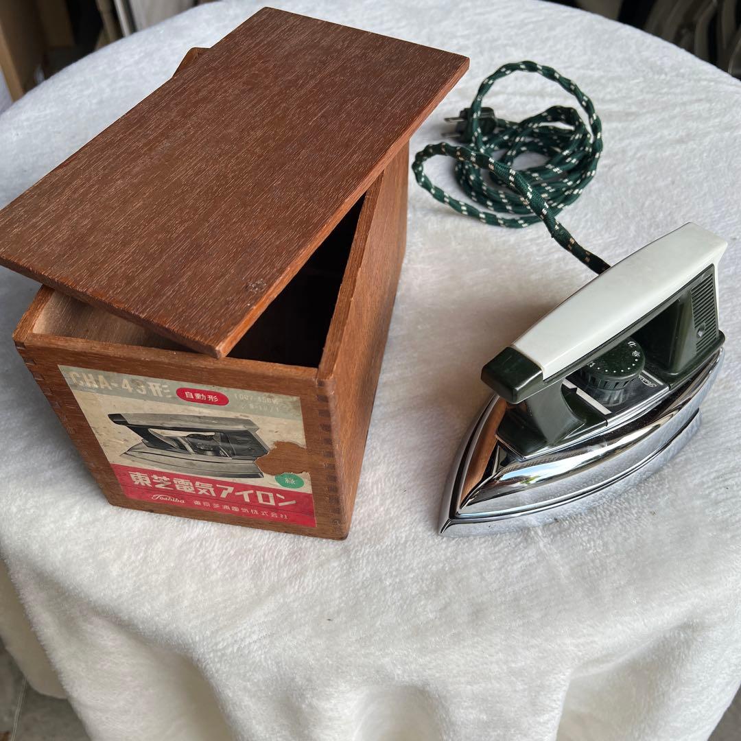 昭和物　CHA-43型アイロン 緑/白 木製ケース付き