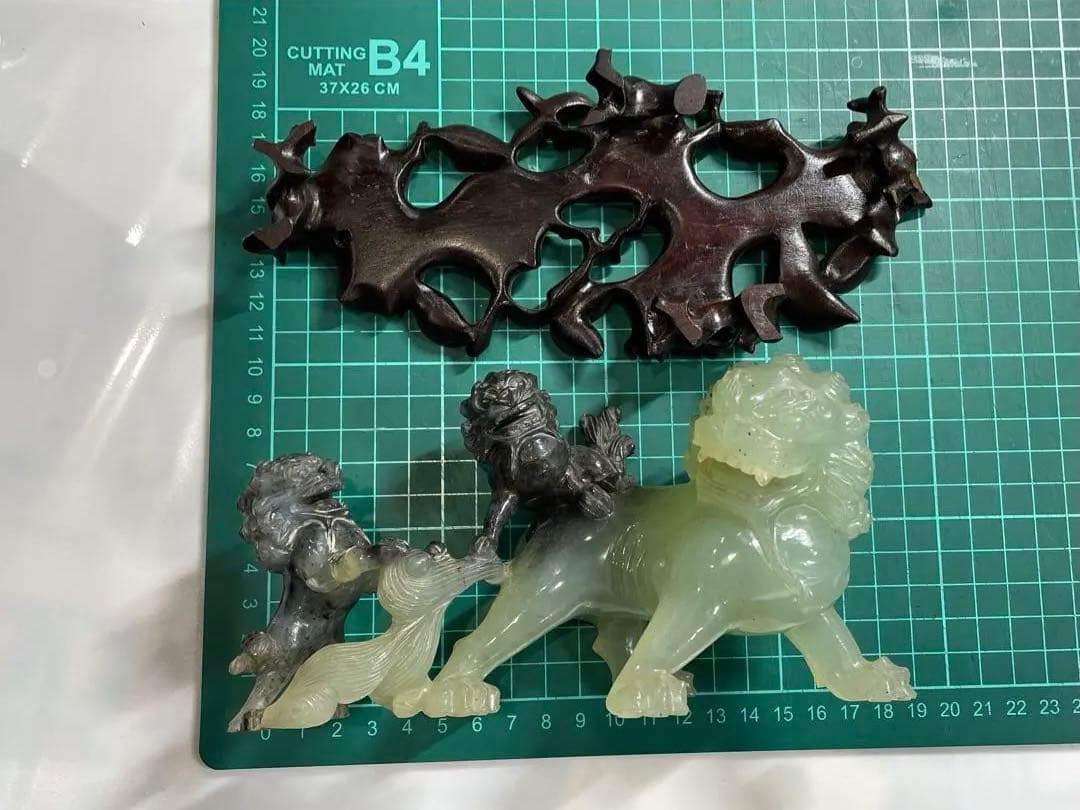 希少　中国骨董　美術品　翡翠　青島獅子　天然石　置物　年代物　台座付き　箱付き