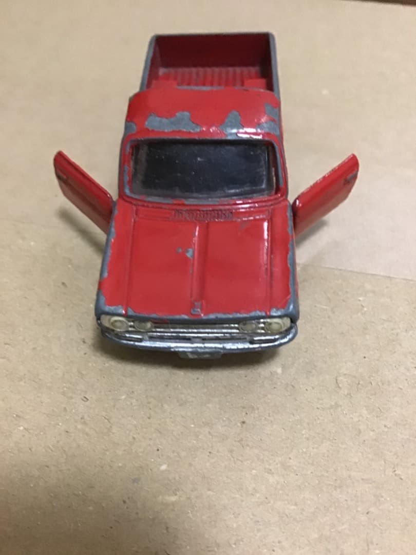 香港トミカ ダットサントラック